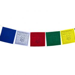 Tybetańskie flagi modlitewne z wizerunkiem Buddy